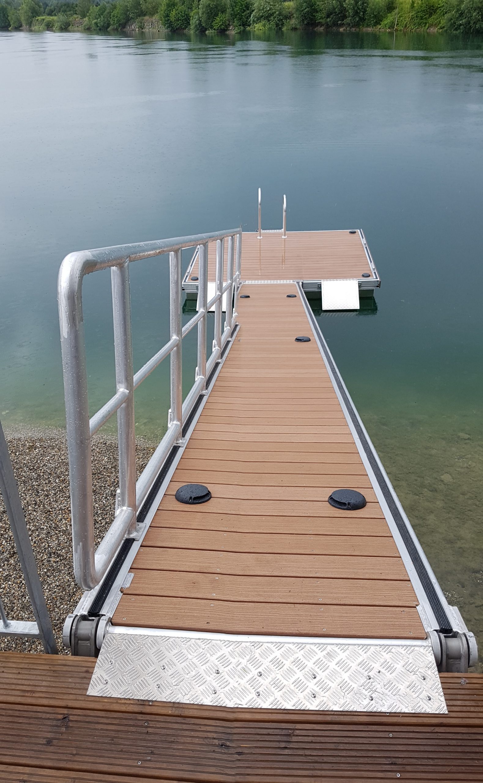 Schwimmplattform mit Landzugang/ Blick vom Landzugang Richtung der Plattform