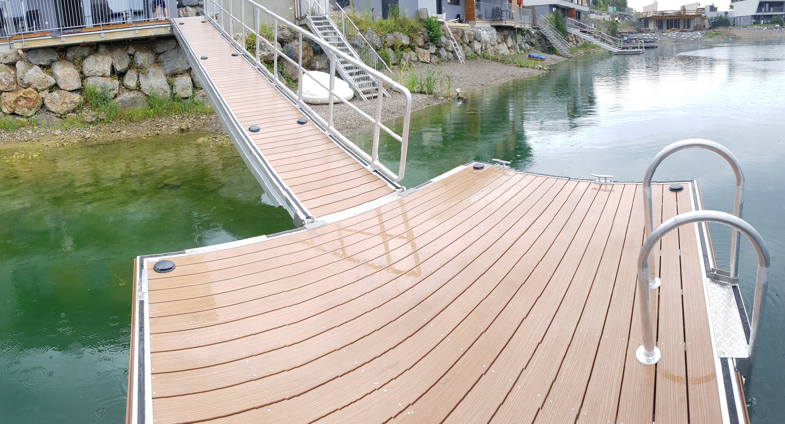 Schwimmplattform mit Landzugang/ Blick von der Plattform Richtung Landzugang