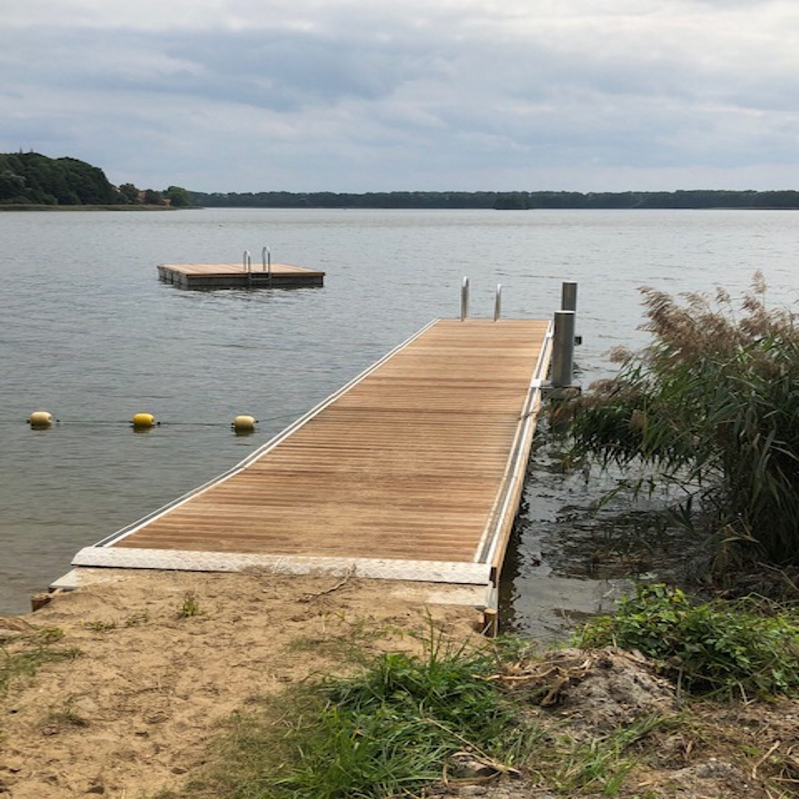 Badesteg mit etwas abgelegener Badeinsel