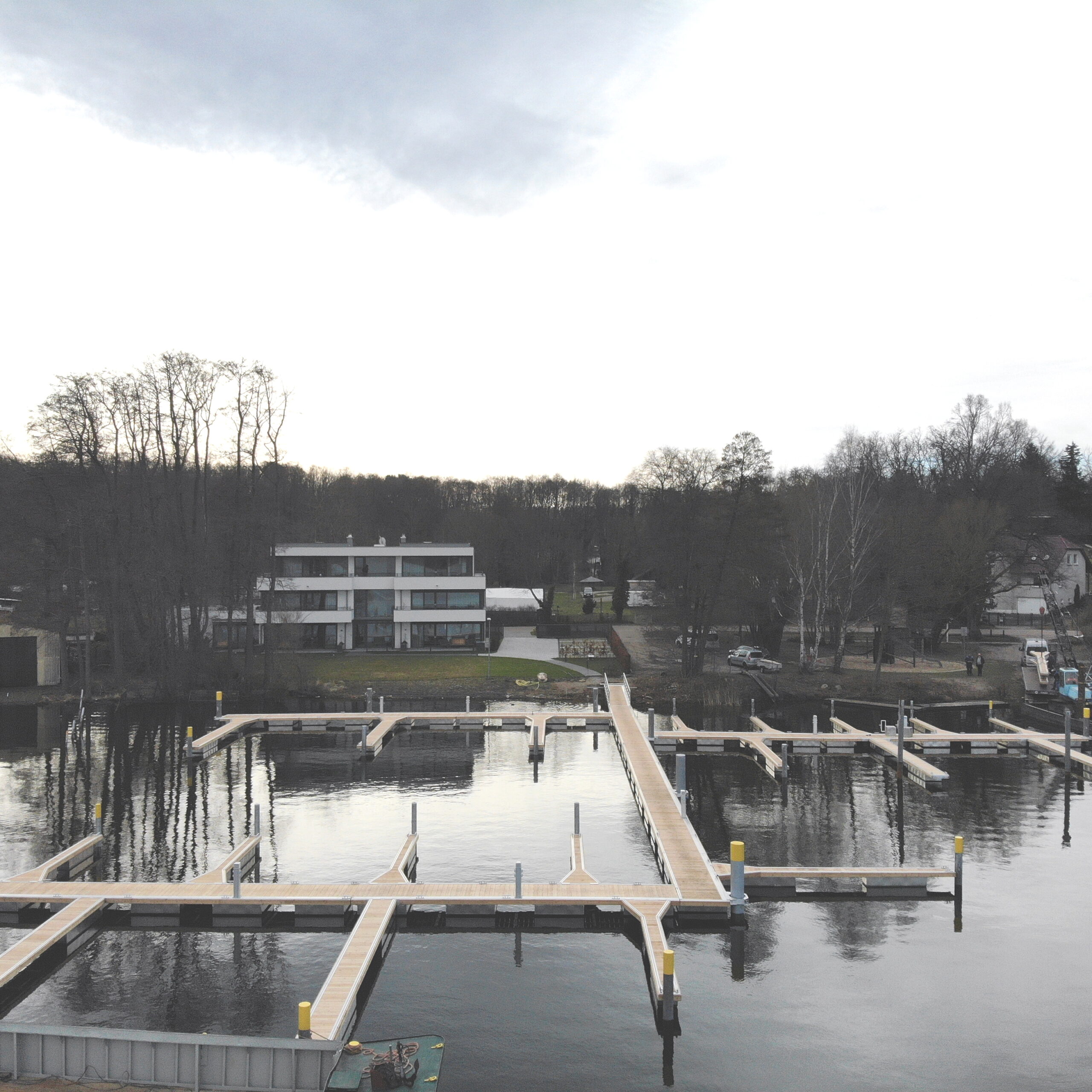 Sicht vom Wasser auf einen Bootssteg, mit 19 Auslegern und eine Fläche von ca. 261m²