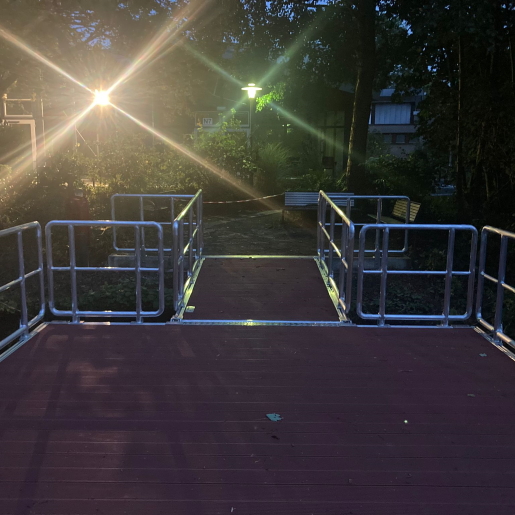 Schwimmplattform Hilden 2023 bei Nacht Schwimmplattform Hilden 2023 bei Nacht