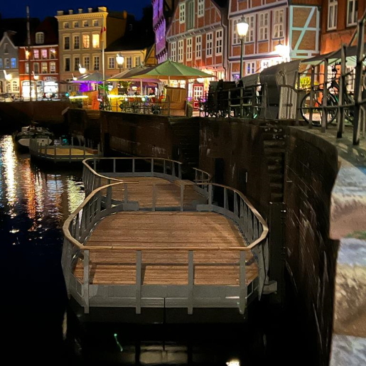 Schwimmplattformen Alter Hafen Stade 2023 bei Nacht Schwimmplattformen Alter Hansehafen Stade bei Nacht