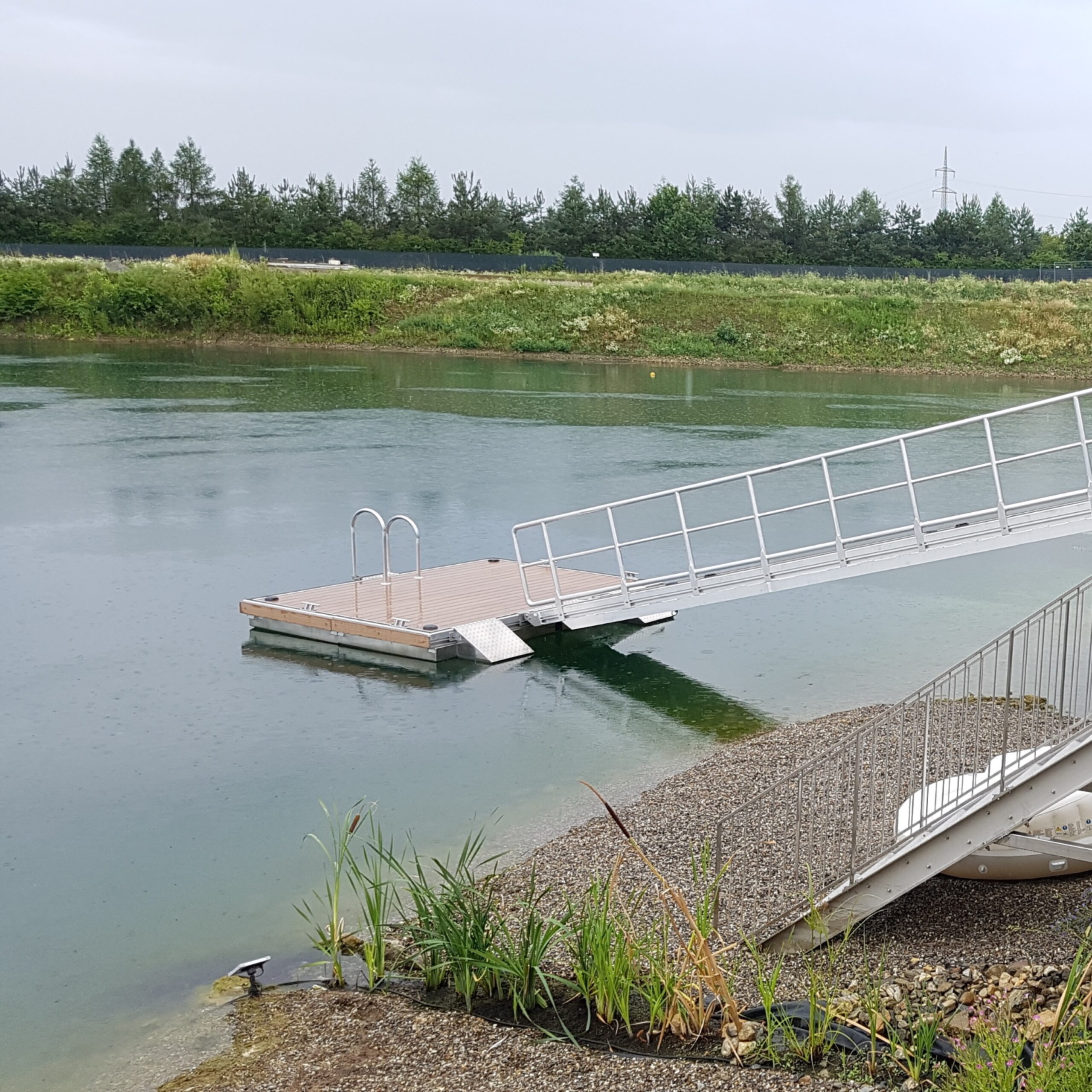 Schwimmplattform mit Landzugang/ Blick vom Landzugang Richtung der Plattform