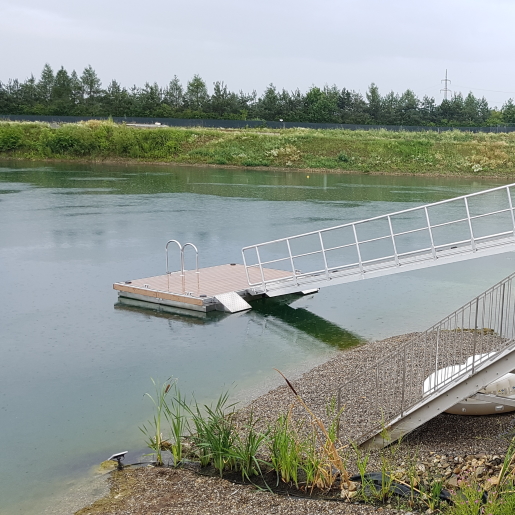 Schwimmplattform Hautzendorf 2019 seitlich Schwimmplattform Hautzendorf 2019 seitlich