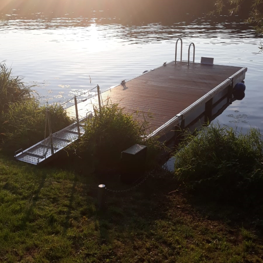 Schwimmplattform Potsdam als Floß Sonne Schwimmplattform Potsdam als Floss Sonne